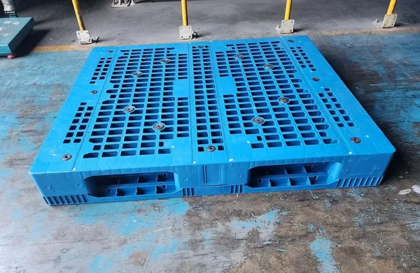 120x100 - 3 (Flat) Runners - Vented Deck Plastic Pallet - 01