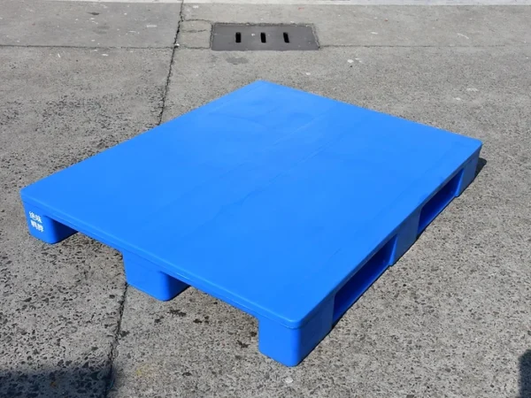 120x100 - 3 Runners - Hygienic Plastic Pallet - 01